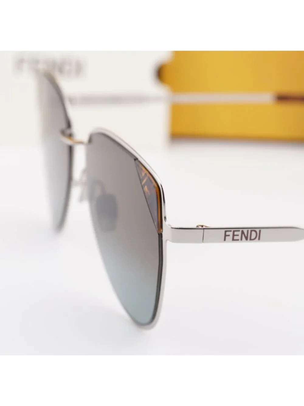 Fendi model fe40189u